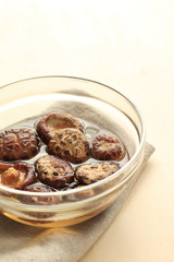 Preparation for cooking dried mushroom