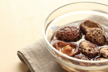 Preparation of cooking dried mushroom