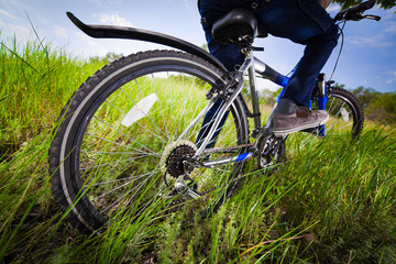 Fototapeta na wymiar Koła roweru w zielonej trawie
