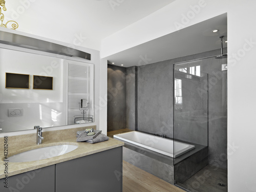 bagno moderno con vasca e doccia\ bagno moderno con vasca e doccia\