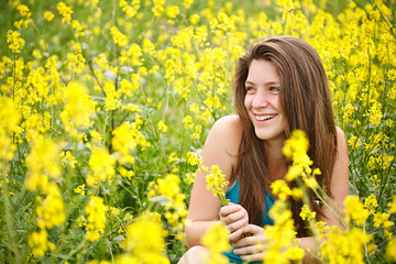 Girl whit yellow flowers