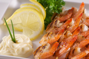 Scampispiesse vom Grill mit Knoblauchcreme und Garnitur