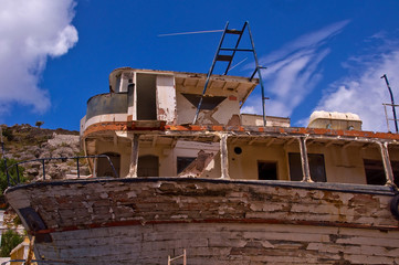 vecchia imbarcazione abbandonata