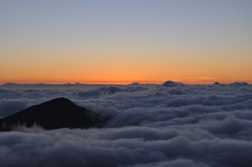 Fototapeta na wymiar Wolken und Berge in der Morgendämmerung - Maui, Hawaii