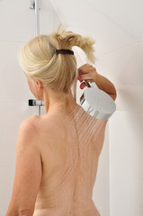 Seniorin unter der Dusche