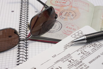 Reisepass mit einem Flugticket