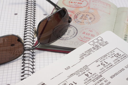 Reisepass mit einem Flugticket und Sonnenbrille