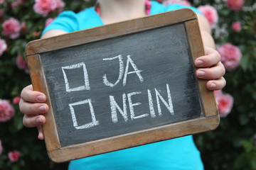 alte Schultafel mit Kreideschrift ‘JA/ NEIN'