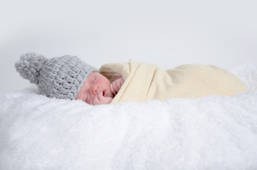 Baby mit Bommelmütze