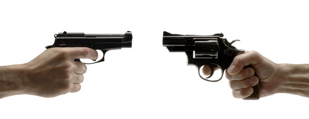 Apuntando un arma,sujetando pistolas.