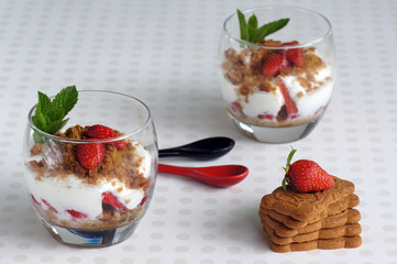 Verrines de fraises aux spéculoos fond blanc 5