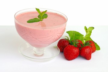 grinded strawberries with joghurt and fruits