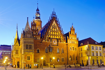 Obraz premium old city hall in wroclaw at night