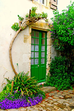 Ile de R&eacute;, porte fleurie