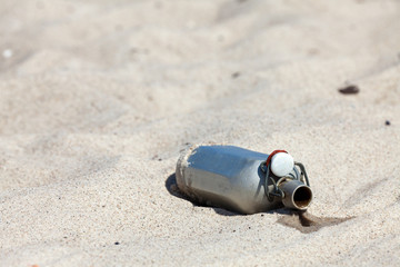 Die letzten Tropfen Wasser aus der Feldflasche