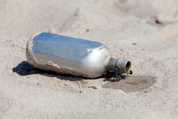 Wasser versickert im heißen Sand