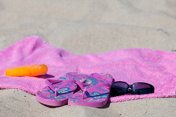 Fototapeta na wymiar Japonki na ręcznik na piasku plaży