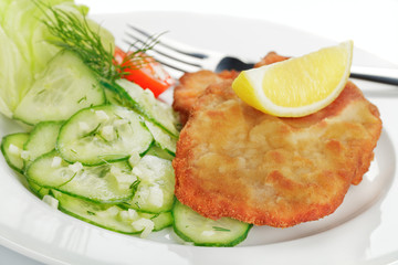 Schweineschnitzel mit Gurkensalat