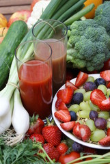 Tisch, gedeckt mit Obst, Gemüse und Fruchtsaft