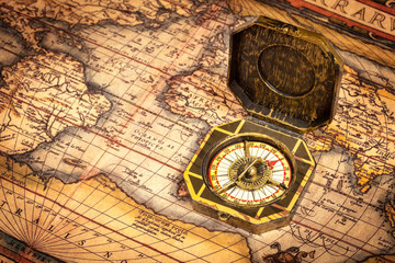 Fototapeta na wymiar Vintage pirat kompas na starożytnej mapie