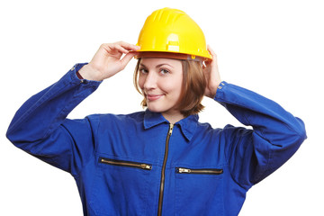 Frau im Arbeitsanzug setzt Helm auf