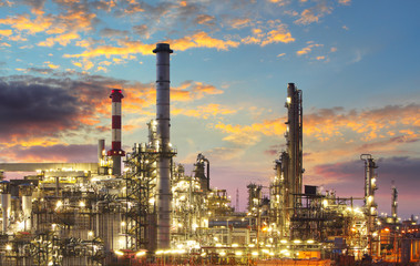 Obraz na płótnie Canvas Rafinerii ropy naftowej o zmierzchu - fabryka