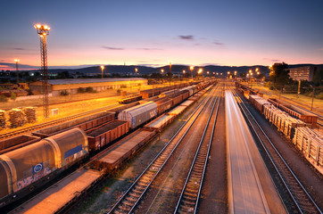 Fototapeta na wymiar Freight Station z pociągów - Przewóz ładunków