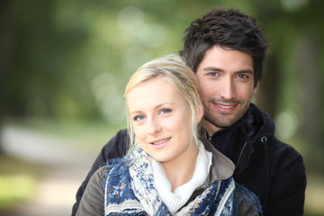 Obraz premium Couple walking in the countryside