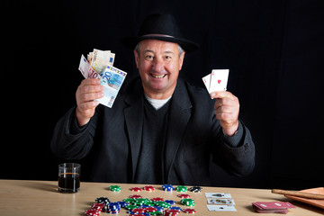 Man wins at poker - obrazy, fototapety, plakaty
