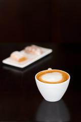 cappuccino und gebäck