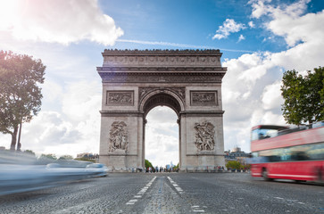 Fototapeta na wymiar Łuk triumfalny w Paryżu.