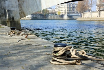 amarrage pour péniche, quai de la Seine (Paris)