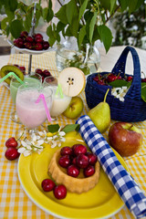 Frische Milchshakes und Kirschkuchen