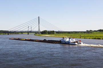 Schubverband auf dem Rhein bei Wesel