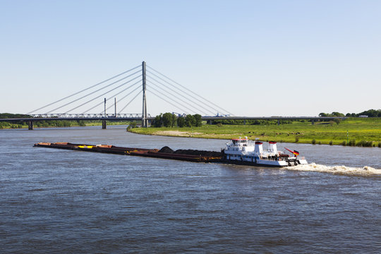 Schubverband auf dem Rhein bei Wesel