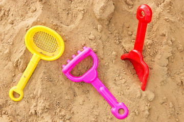 Fototapeta na wymiar zabawki plastikowe kolor na piasku