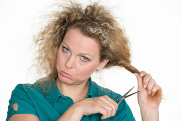 frustrierte frau schneidet sich die haare ab