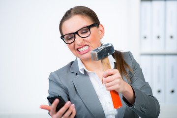 wütende frau hämmert auf ihr handy ein