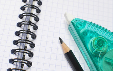cahier a spirales crayon effacer