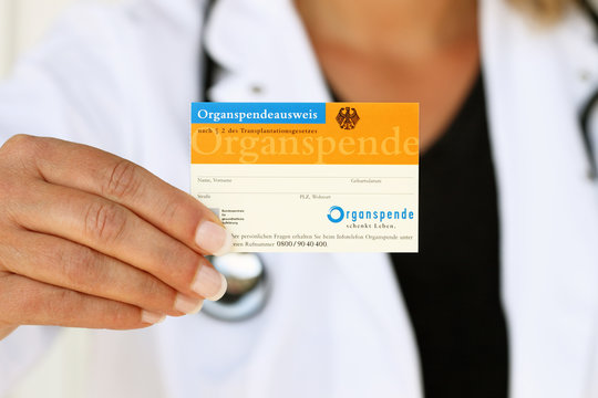 &Auml;rztin zeigt Organspendeausweis