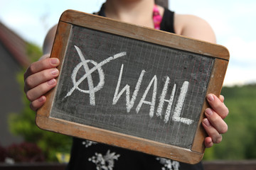 alte Schultafel mit Kreideschrift ‘WAHL'