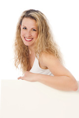 Fototapeta premium Junge Frau präsentiert