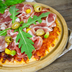 Pizza mit Schinken und Rucola