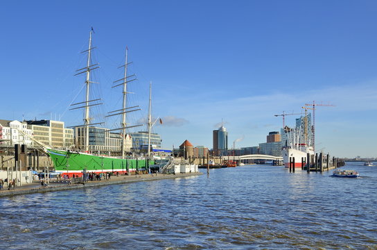 Rickmer Rickmers und Elbphilharmonie im Hamburger Hafen