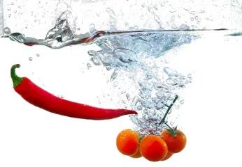 Muurstickers Rode chilipeper valt in het water © lenets_tan
