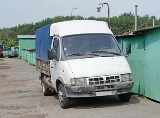 Лёгкий грузовик у гаражей