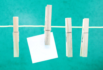 note sur papier blanc pince a linge © auryndrikson