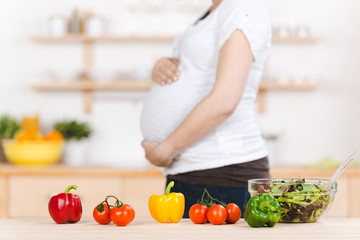 Obraz na płótnie Canvas kobieta w ciąży z zdrowych produktów rolno-spożywczych