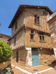 Fototapeta na wymiar Dom średniowieczu Agen, Lot-et-Garonne, Akwitania