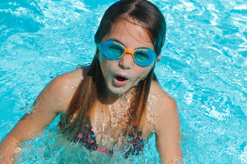 jeune fille jouant dans piscine